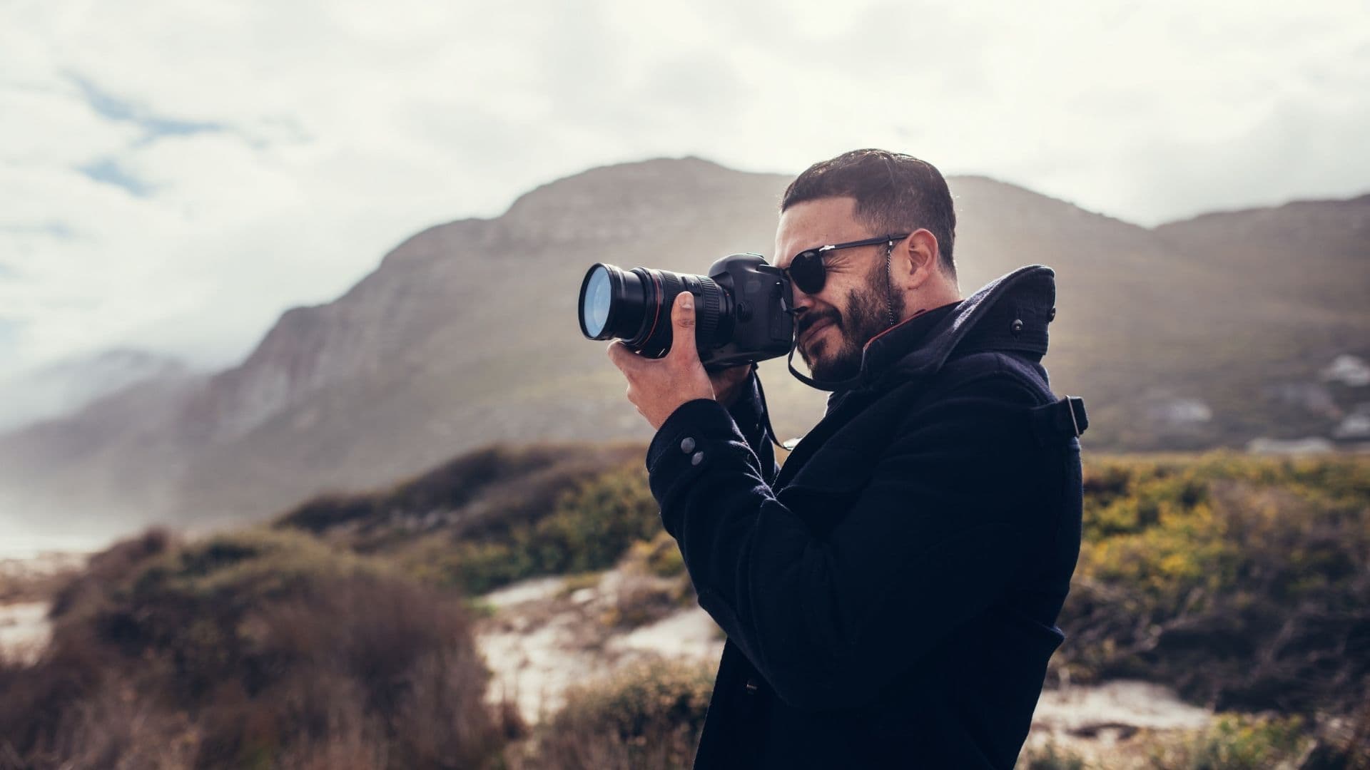 Photographe de voyage en train de capturer une scène urbaine ensoleillée