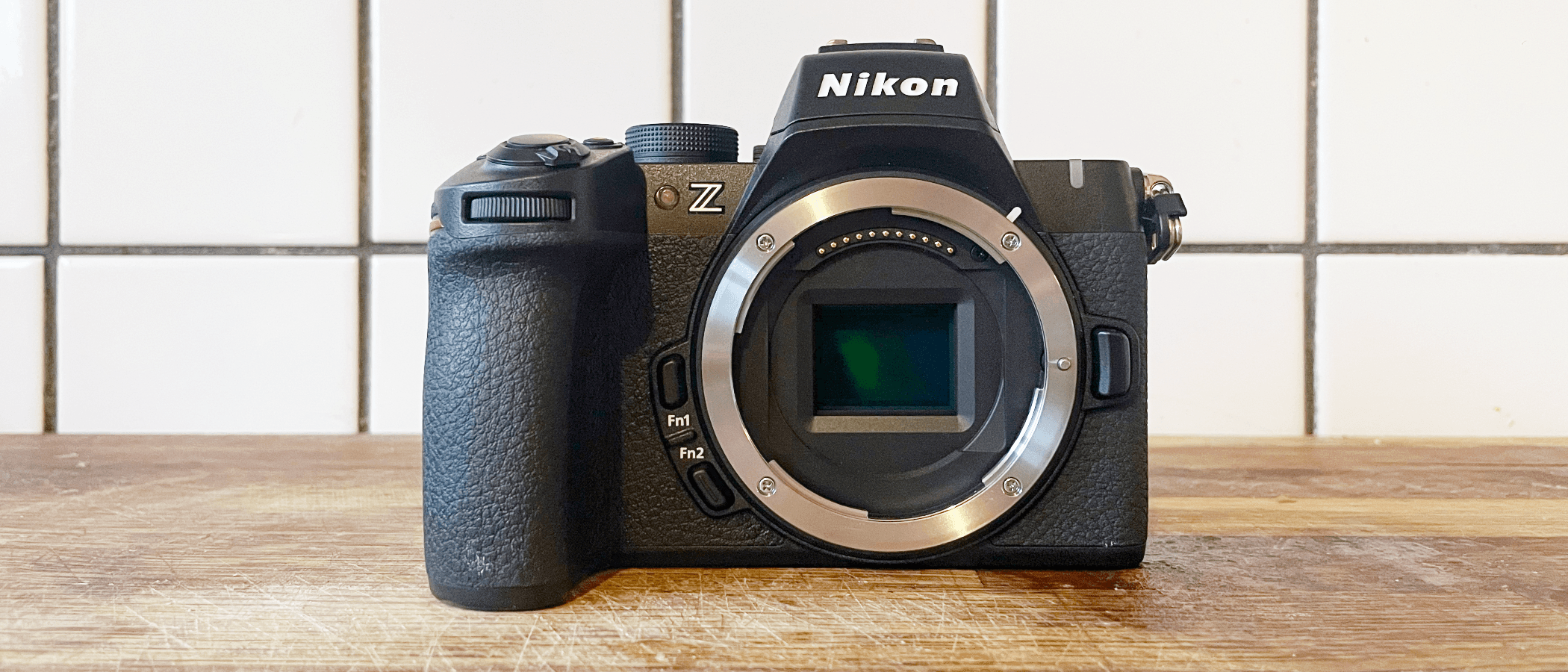 Nikon Z50 II, hybride APS-C 20,9 MP, vue de trois quarts avant sur fond neutre