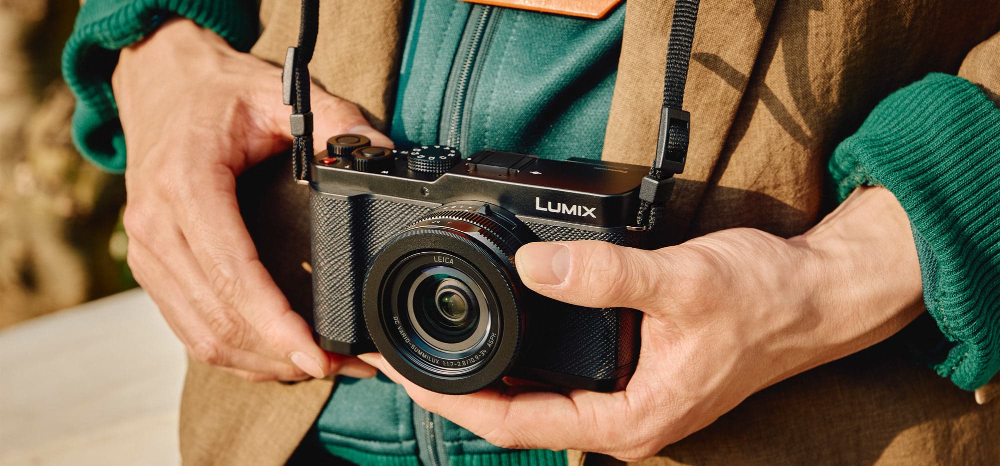 Panasonic Lumix L10 coloris noir, vue de trois quarts avant, objectif Leica Vario-Summilux rétracté